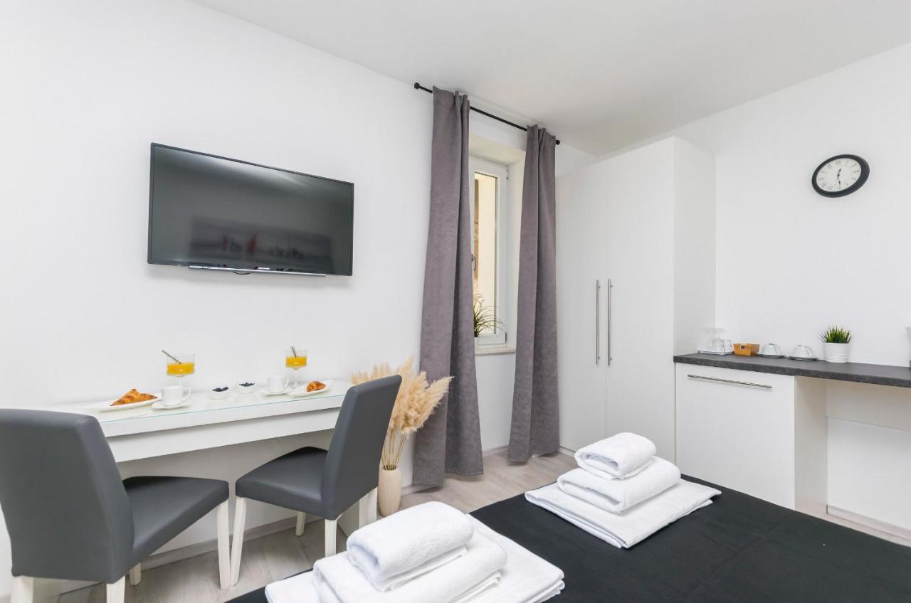 Apartments And Rooms Adriatic Suites Šibenik Esterno foto
